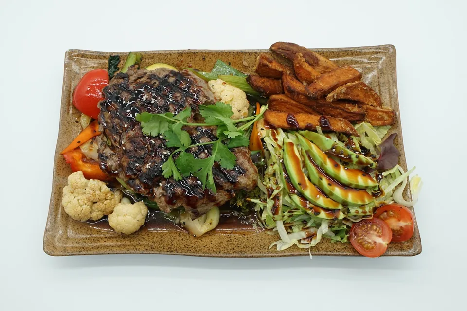 Korean BBQ Steak mit Gemüse, Süßkartoffeln und Salat