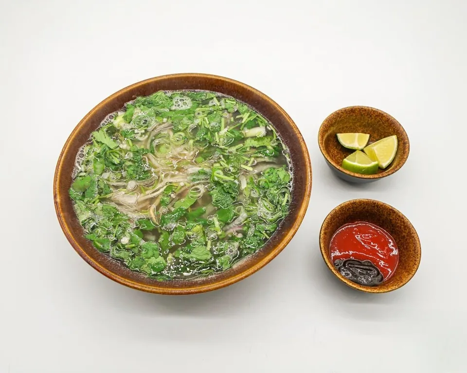 Pho mit frischen Kräutern und Limette