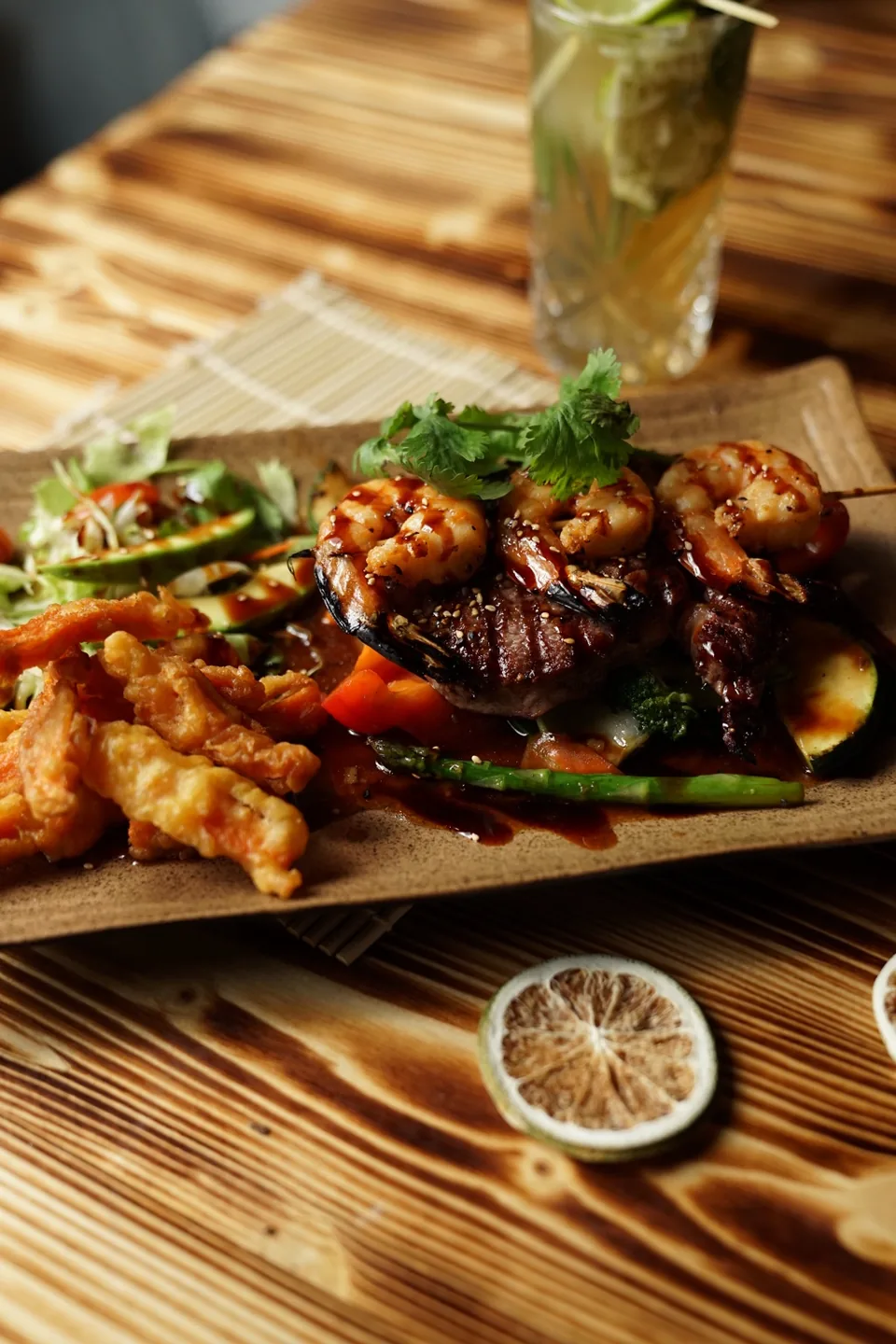 Korean Barbecue mit Steak und Garnelen