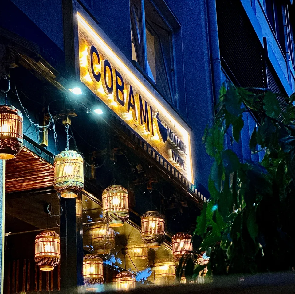 COBAMI Restaurant mit leuchtenden Laternen