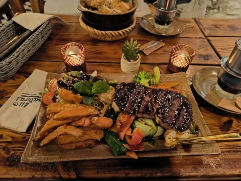 Steak mit Gemüse und Kartoffelspalten bei COBAMI, fotografiert von Irina Shishkina